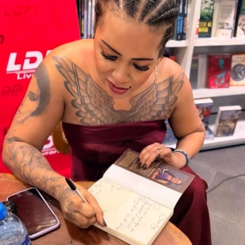 A escritora Van Amorim cancelou sessões de autógrafos na Itália e em Portugal após sofrer perseguição e assédio de um stalker